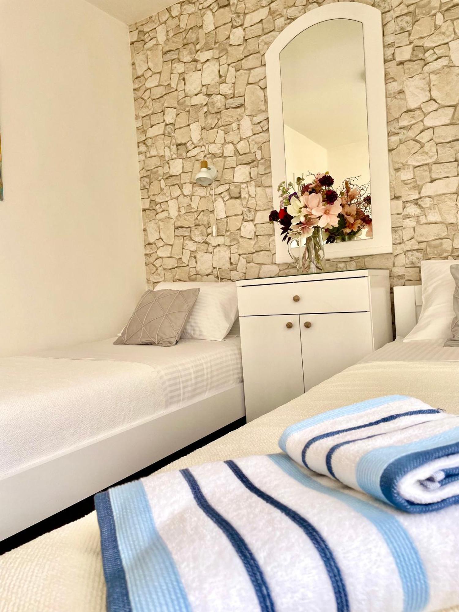 Dinka Old Town Apartment With Sea View トロギール エクステリア 写真
